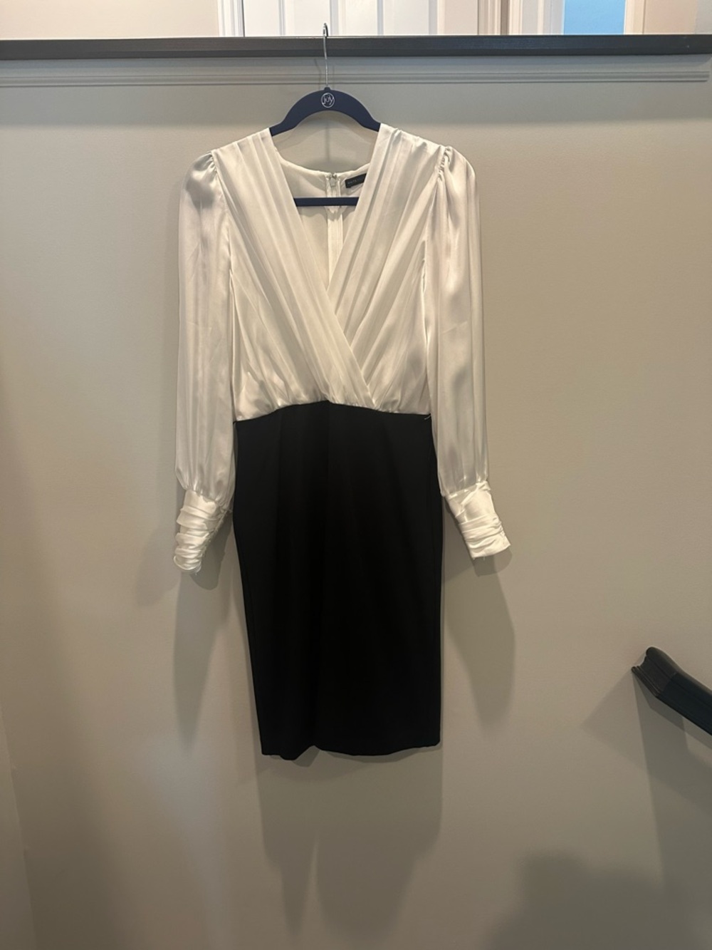 White House Black Market Black & White V-Neck Long-Sleeve Dress